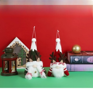 Détail de gnomes de Noël rouges et verts avec bois de renne et cordelette de suspension
