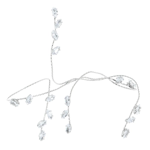 Dettaglio del bracciale in argento con zirconi marquise e design elegante a rami