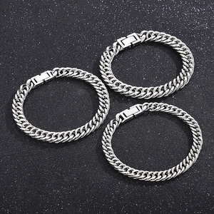 Trois bracelets gourmettes argentés en acier inoxydable avec fermoir rectangulaire chic