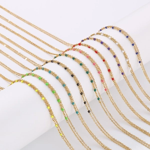 Collier bohème minimaliste en chaîne dorée avec perles en résine colorées