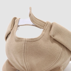 Dettaglio del cinturino in velcro regolabile e cuciture sul cappello in cotone per neonati