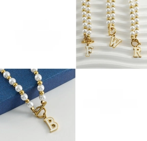 Détails de colliers en perles et acier titane doré avec pendentifs lettres et fermoir OT