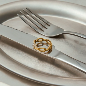 Anello a catena in acciaio inossidabile placcato oro 18K con zirconi su fondo metallico
