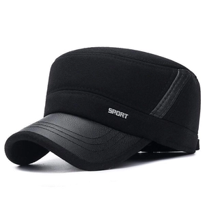 Herren Winter Flachdeckel-Kappe in Schwarz mit Leder-Schirm und Sport-Emblem