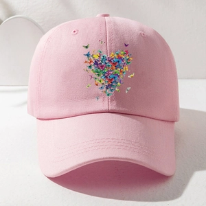 Vista frontale del cappellino rosa in cotone con motivo a cuore di farfalle colorate