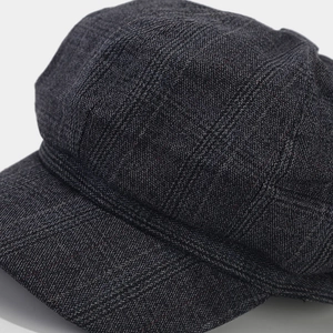 Primer plano detallado de gorra tipo boina gris oscuro con tejido de malla estilo retro
