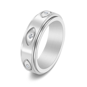 Anello rotante argento con occhio di dio e cristalli incastonati vista prospettiva