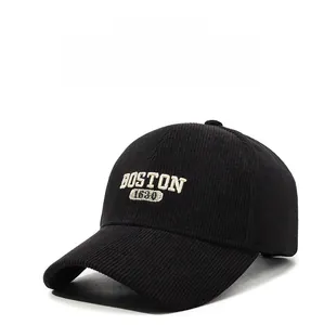 Détail de la broderie Boston 1630 sur la texture de la casquette en velours