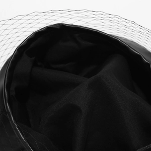 Detailaufnahme der schwarzen PU-Leder Baskenmütze mit Netzschleier und Textur