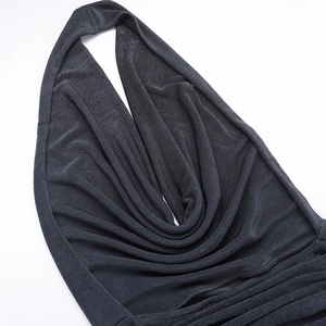 Dettaglio dell'elegante scollatura a drappeggio grigio antracite con tessuto stropicciato