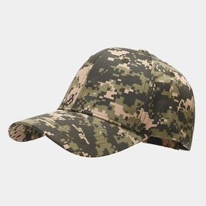 Detail der taktischen Outdoor-Basecap mit digitalem Camouflage-Muster und Belüftungslöchern