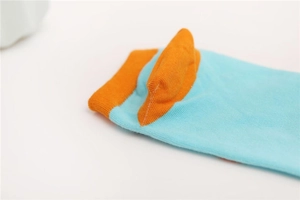 Détail macro de la couture des orteils sur chaussettes en coton bleu et orange