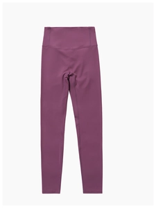 Détail macro des coutures sans couture sur legging de yoga taille haute magenta