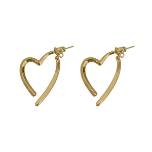 Minimalistische goldene Herz-Ohrstecker im hohlen Design auf weißem Hintergrund