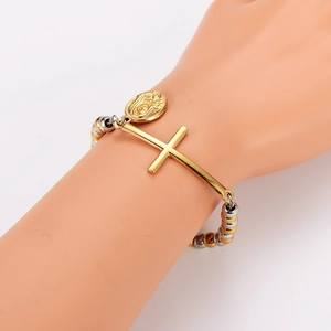 Religiöses Perlenarmband mit Kreuz und Jungfrau Maria Anhänger am Handgelenk