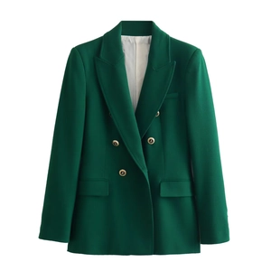 Dettaglio blazer verde scuro con bottoni dorati a testa di leone e revers a punta