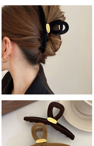 Détail de la pince à cheveux géométrique en velours avec boucle en métal doré