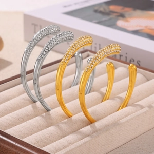 Lot de bracelets ouverts plaqués or 18 carats et argent sertis de zircons étincelants