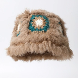 Cappello a secchiello invernale in peluche marrone chiaro con decorazione floreale all'uncinetto