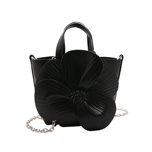 Elegante zwarte leren handtas met grote 3D-bloem en zilveren ketting schouderriem