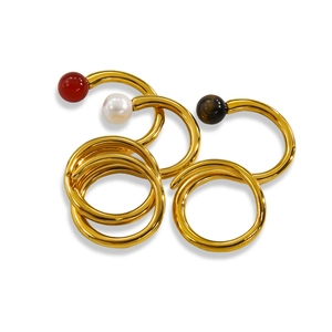 Anello a due dita minimalista placcato oro 14K con spirale in agata e perla di conchiglia