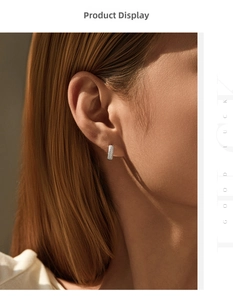 Gros plan d'un mannequin portant une boucle d'oreille en argent S925 sertie de moissanite