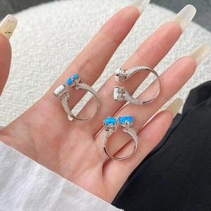 Anello aperto in argento S925 con opale blu e bianco e dettagli in zircone lucido