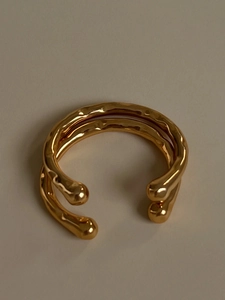 Dettaglio del bracciale placcato oro 18K con una texture martellata unica e moderna
