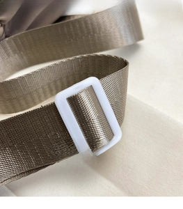 Detailansicht des verstellbaren Nylon-Schultergurts mit weißer Schnalle für Tragetaschen