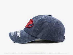 Vue détaillée d'une casquette en denim lavé avec broderie rouge et imprimé latéral