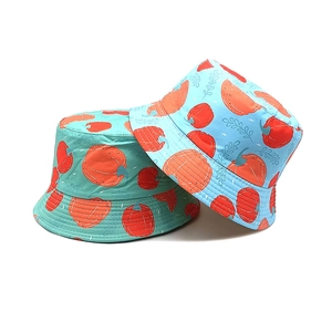 Détail de chapeaux réversibles pour enfants en coton avec imprimés citrouilles colorés