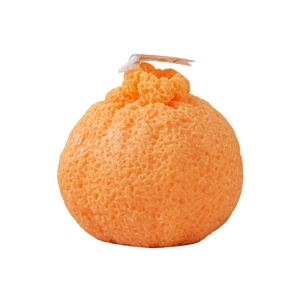 Vela aromática realista en forma de naranja con textura pelada sobre fondo blanco