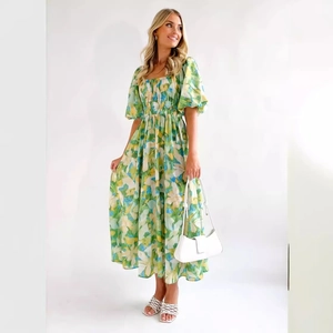 Maxikleid mit Blumenmuster, eckigem Ausschnitt und Puffärmeln in Grün für den Sommer