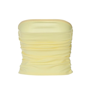Detalle del top de tubo amarillo sin tirantes con fruncidos laterales y tela de punto suave
