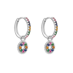 Détails de boucles d'oreilles créoles argentées avec zircons arc-en-ciel et pendentif