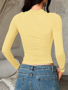Vue arrière d'un T-shirt jaune à manches longues moulant pour femme en tissu stretch