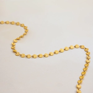 Dettaglio della catena a maglie con dischi a girasole in acciaio inossidabile oro 18K