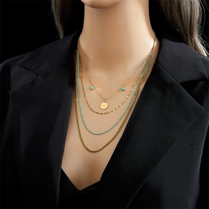 Collier multicouche doré avec pendentif étoile à huit branches et perles turquoise chic