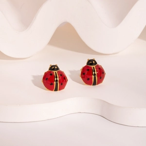 Eleganti orecchini a lobo a forma di coccinella con smalto rosso e nero su bianco