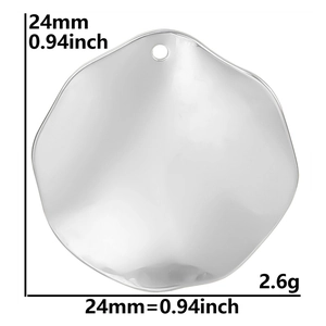 Détail d'un pendentif octogonal irrégulier en métal argenté avec dimensions de 24 mm