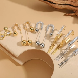 Boucles d'oreilles raffinées en U dorées et argentées avec zircon et pompons