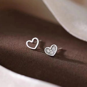 Eleganti orecchini a lobo a cuore asimmetrici in argento 925 con cristalli brillanti