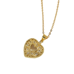 Eleganze goldene Herz-Halskette mit Zirkon-Stein auf minimalistischem weißem Grund