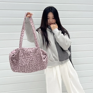 Dettaglio della borsa tote leopardata con design capiente e robuste cinghie da spalla