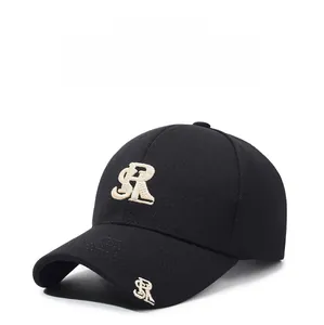 Gros plan sur la casquette de baseball noire avec broderie R blanche et tissu respirant