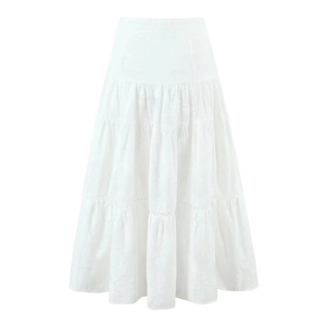 Jupe midi blanche brodée à volants avec motifs floraux délicats et détails en dentelle