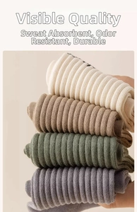Détail de la texture en maille côtelée de chaussettes en coton aux tons neutres et doux