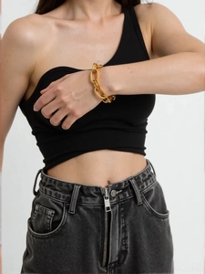 Detailed view of a gold-plated stainless steel thick chain bracelet with spiral texture