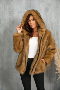 Détail de la texture en fausse fourrure marron et zip métallique sur veste d'hiver