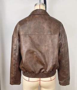 Vista posteriore di un bomber vintage in similpelle marrone con orlo elasticizzato